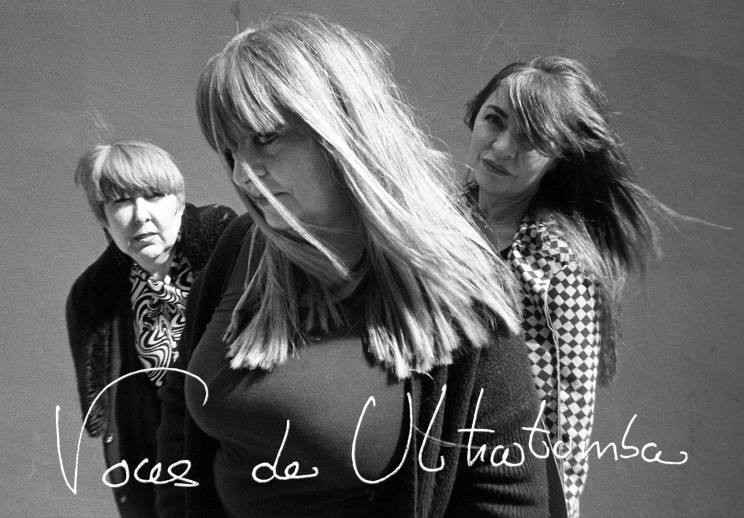 Chus Taboada, Marisé Izquierdo e Eva Izquierdo, formación orixinal de Voces de Ultratumba. Foto de Maritxu Alonso. ©